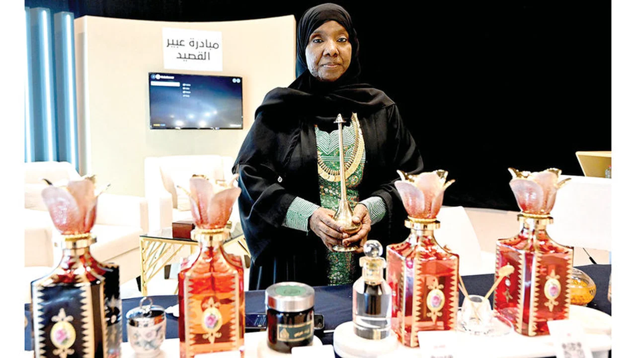 لطيفة النعيمي تستلهم عبير القصيد والمسك والعنبر في توثيق العطور الإماراتية